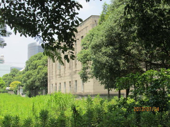 <br />政立路から見た建物の側面。<br />