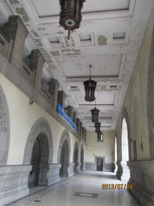 ゲート内のシャンデリア。<br /><br />