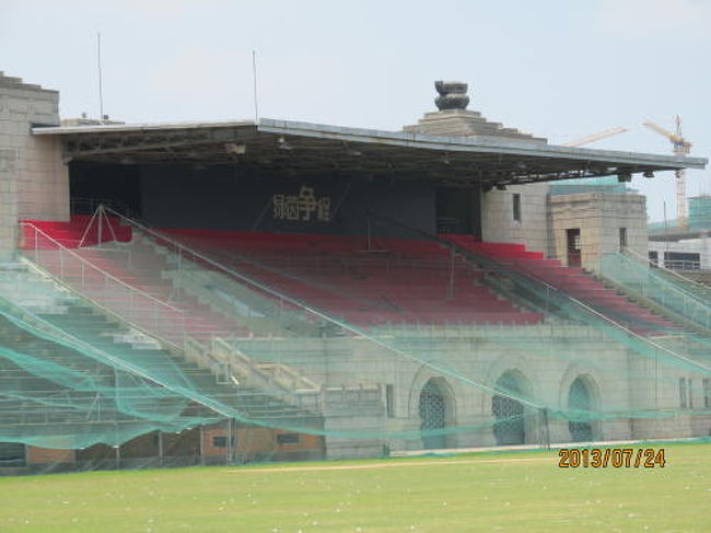 ネットの向こうが正面ゲート。<br /><br />