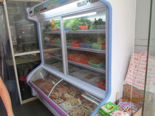 麺の店、トッピングは自分で選びます。<br /><br />