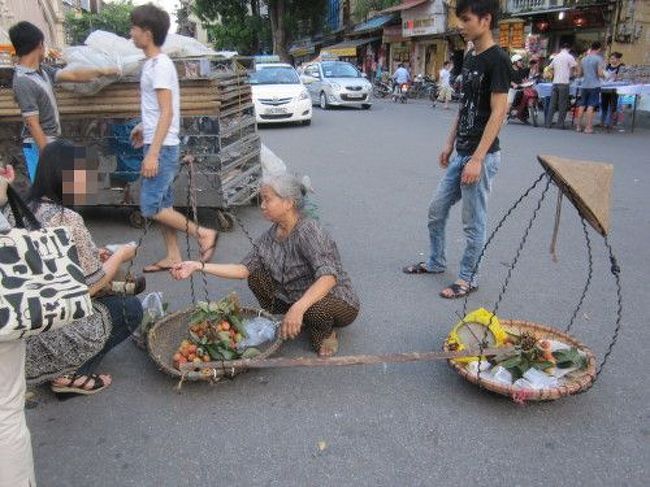 タンロン遺跡の後、ドンスアン市場に急いで移動。<br />しかし...4時位に閉まるためほとんど買い物できませんでした。<br /><br />水上人形劇場まで歩いて移動、街を散策することにしました。<br />ドンスアン市場の外で果物を天秤に乗せて売っているおばちゃんに遭遇！<br />私たちの大好きなマンゴスチンとライチをゲット！