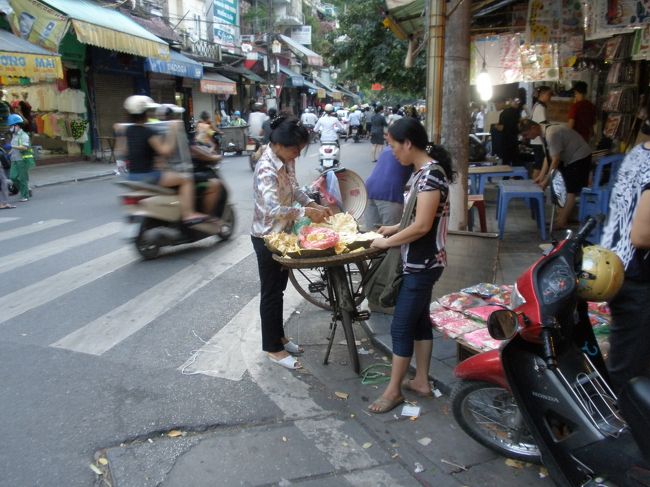 道のあちこちでいろんな出店が商売しています。<br /><br />しかし、食べる勇気がいまいちでない...<br />興味津々であっちもこっちも覗き込んじゃいました。