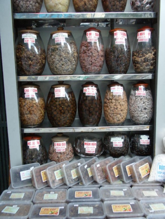 ドライフルーツ屋さん<br />色々なフルーツがあります。<br />なかでも珍しかったのが、てっきり干し梅だと思っていたのが干しアンズでした。<br />味は日本に売ってる干し梅そのもの！<br />お土産にかってきたのですが、日本で食べたら　し、しょっぱい！！<br />ハノイでは相当汗かいてたんでしょうね...ちょうど良かったんですが...