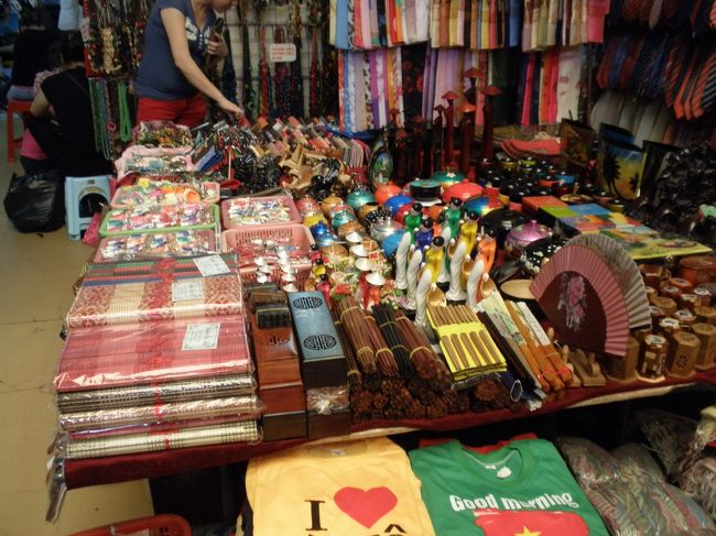 お土産屋さんがどこもかしこもかわいいもの安い物たくさん！<br /><br />女4人で歩いているとあっちによりこっちによりでなかなか進まない！<br />