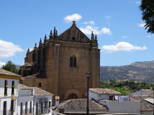 教会が見えました。<br /><br />この辺が旧市街の端では？！という所まで歩いて来ました。<br /><br />