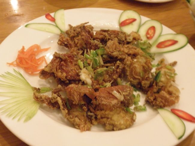 ソフトシェルクラブのから揚げ<br /><br />ベトナムでも高価な脱皮した直後のワタリガニを素揚げにしたもの<br />蟹をほじほじする必要がなく殻ごと食べられる蟹好きにはたまらない品！　