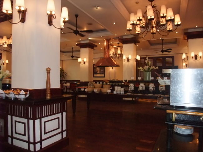 4日目、楽しみにしていたメトロポールでの朝食。<br /><br />落ち着いて静かな雰囲気のレストラン、すごい高級感が漂ってます。<br />