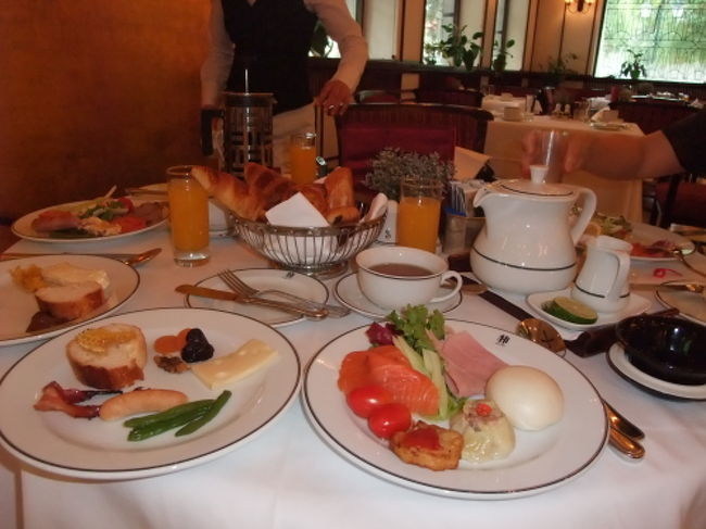 そのほかいろいろな物がたくさんあったのですが、パチパチ写真をとれるような雰囲気ではなく残念。<br /><br />朝食ですがワインのおともになるような物がたくさん！<br /><br />本当に噂通りの素晴らしい朝食でした！