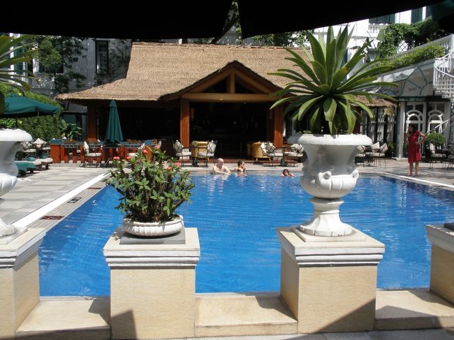 ゆっくりと朝食を満喫した後はメトロポール散策に。<br /><br />またまたラッキーな事にメトロポールのスパがキャンペーンで25％オフに！<br />街のスパには行こうと思っていたので、迷わずここを選択！<br />予約をとりにスパまで行きました。<br /><br />スパの横にあるプール<br />狭いけど植木の配置などセンスが光ります。