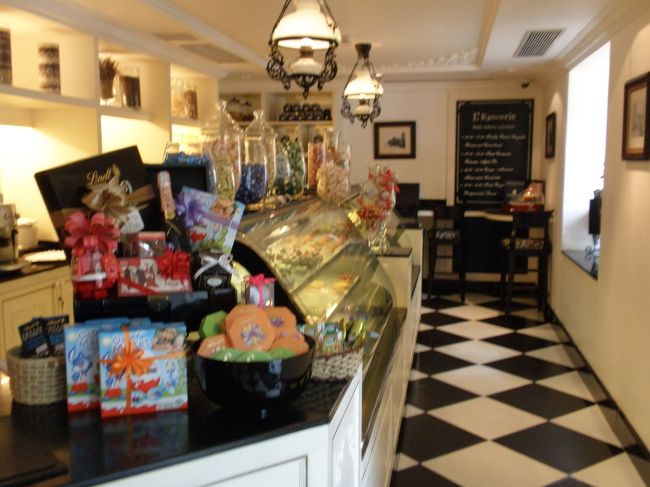 ホテル内のデリカテッセン。<br />ハノイ在住の方々には有名ですね。<br /><br />朝食にでていたスモークサーモンやチーズが売っていました。<br />結構、良いお値段...