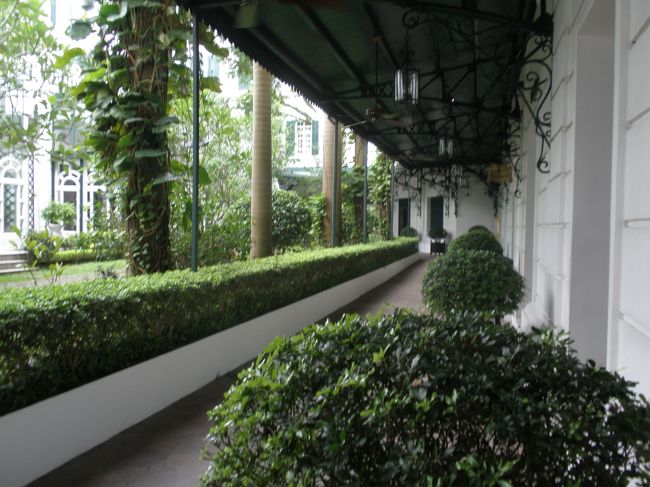 メトロポールの旧館と新館をつなぐ道。<br />お庭の植木も手入れがきちんとされ、とっても気持ちがいいです。