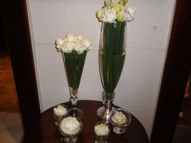 旧館内のお花はすべて白で統一されてます。<br /><br />お花のくきを出さない面白い生け方です。