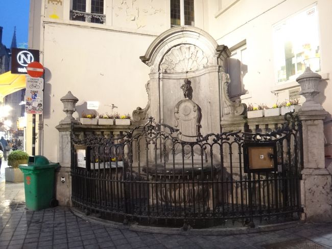 『小便小僧』（Manneken Pls）<br /><br />グランプラスに続くエチューブ通り（Rue de l'Etuve）<br />の片隅にブリュッセルの人気スポットがあります。<br /><br />人混みがなくなった瞬間を狙って撮りました。