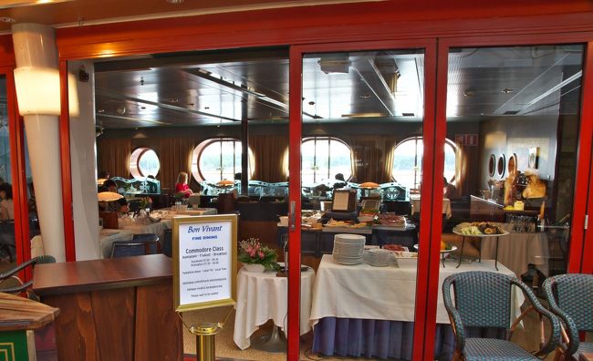 シリアライン内での朝食。コモドアクラスなので、こんな素敵なレストランで食べられます（料金に込み）♪　ここ、確か、昨夜は普通にレストランとして営業してました。