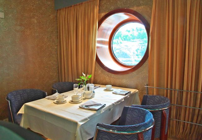 朝食にはもったいないぐらい落ち着いたレストラン。