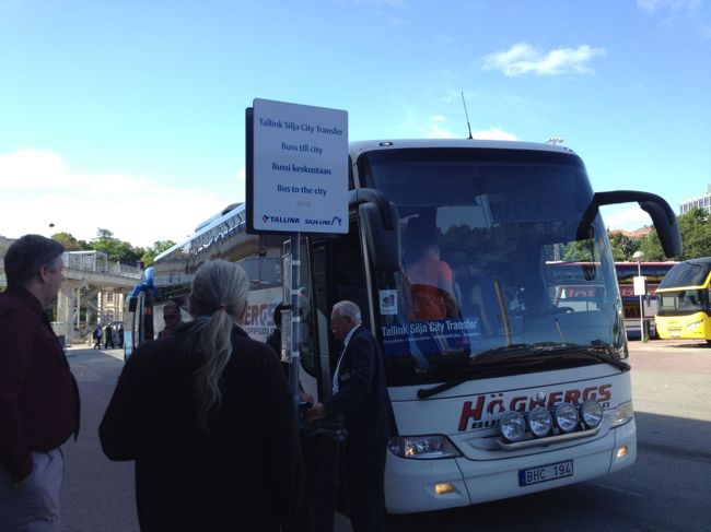 船を下りてターミナルの外に出たところに、市内行きのシャトルバスが待機していました。私たちは船の中で切符を購入してあったので、それを渡して乗車します。