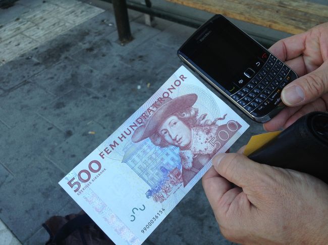 どこかATMはないかな？と探すと、バスを降りたまさにそこにありました。ラッキー。1日なのでちょっとでいいやと思ったけど、引き出せる最低限の金額は500SEK。