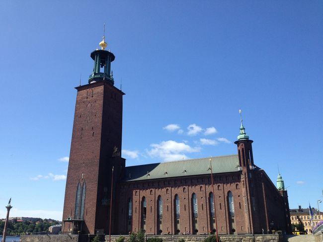 荷物を置いて、さっそく観光へ。まずは歩いて10分ぐらいの市庁舎へ。良いお天気でうれしい！