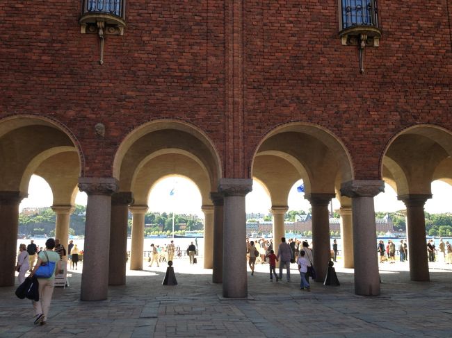 市庁舎の1階はこんな風に通り抜けできるようになっているので、お庭に来て写真を撮るだけなら、無料で入れますよ。