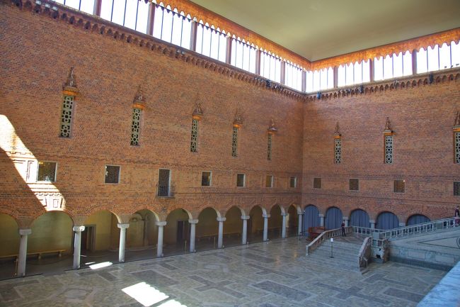 入ってすぐのところにある大広間、ブルーホール。ノーベル賞の晩餐会をやることで有名。去年、右下の階段を山中さんが降りてくるシーンをテレビで何度も見ましたっけ。