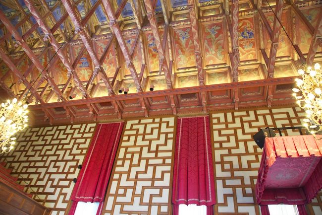 天井のデザインが独特。