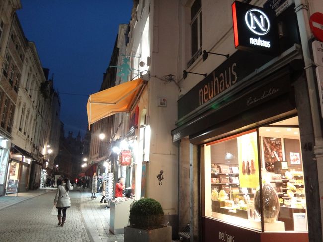 グランプラスに続くエチューブ通り（Rue de l'Etuve）です。<br />この通りにチョコレート、ワッフル、ベルギービールの<br />ショップやベルギーのお土産屋さんが沢山あります。