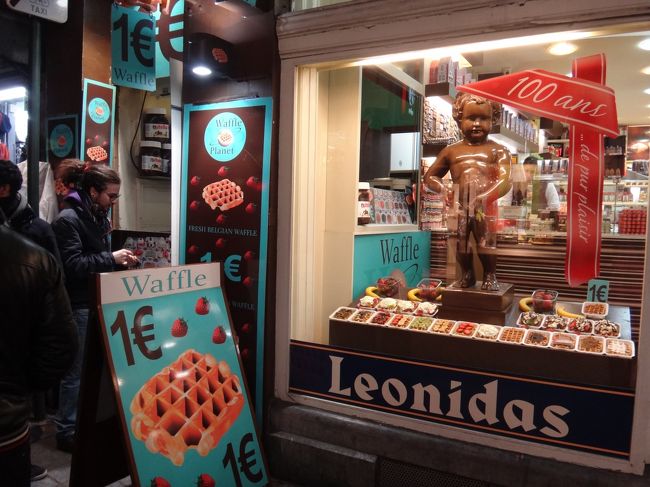 ベルギー・ブリュッセル【Leonidas】（レオニダス）<br /><br />小便小僧の近くにあるレオニダスの<br />エチューブ通り（Rue de l'Etuve）店です。<br /><br />