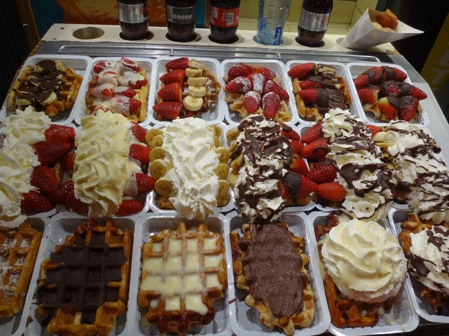 ベルギーワッフル【Le funambule】<br /><br />上の写真をズームして上方から撮ったものです。<br />めちゃめちゃ美味しそうです。<br /><br />1867年創業のワッフル店の老舗ということもあり、<br />フナンブルでブリュッセルワッフルを買います。<br />どのブリュッセルワッフルを注文しようか悩みます。