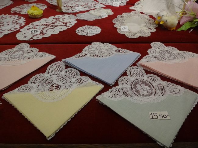 ベルギー製のレースハンカチを購入するのであれば、<br />70ユーロ（約8,890円）を超えるそうです。<br /><br />例えば、写真手前のモスグリーンのハンカチは、<br />「15.50ユーロ」（約1,969円）の値段のシールが<br />ついていますが、残念ながら全て中国製の<br />レースハンカチなのだそうです。