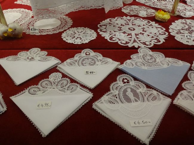 写真右手前の小便小僧の刺繍が入った<br />レースハンカチは、「6.50ユーロ」（約826円）<br />ですが、中国製だけどベルギーで購入したハンカチと<br />割り切って購入するのであれば、ちょうど手頃な<br />ベルギーのお土産になりますね。