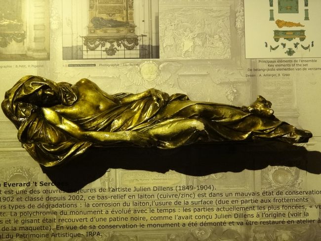 『セルクラースの像』<br /><br />セルクラースの像の足元の犬ですが、どのような意図で<br />セルクラースの像と一緒に造られたのでしょうか？<br /><br />セルクラースの左脚をまくらにして気持ちよさそうに<br />眠っている犬の顔が何とも言えません。<br />