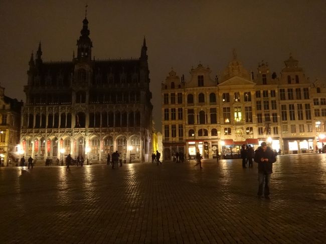 世界遺産『グランプラス』（Grand Place）<br /><br />グランプラスは、ブリュッセルにきた観光客が<br />必ず立ち寄る場所です。<br /><br />縦110m×横68mの長方形の広場で15〜17世紀の建物が<br />回りをぐるりと囲みます。<br /><br />フランスの詩人・小説家ジャン・コクトーが、<br />「絢爛たる劇場」と称賛した美しさで、<br />グランプラスは1998年にユネスコ世界遺産に<br />登録されました。<br /><br />1852年にグランプラスの広場東側の「鳩の家」に<br />滞在していた文豪ヴィクトル・ユゴーも<br />「世界で最も美しい広場」といった有名な賛辞を<br />残しています。<br /><br />写真左の建物は、「王の家」<br />（ブリュッセル市立博物館）です。<br /><br />今回は、ライトアップされた夜のグランプラスの顔を<br />見ましたが、次回は昼のグランプラスの顔を見て、<br />是非比べてみたいですね。