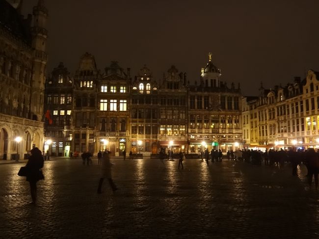 『ギルドハウス』（グランプラス北西側）<br /><br />ブリュッセル市庁舎を前にして右手には、<br />装飾的な切妻屋根でさりげなく個性を主張する<br />ギルドハウスが建ち並びます。<br /><br />「ギルド」とは、同業者組合のことです。<br />中・近世に西欧都市の商工業者間で相互扶助を<br />目的に結成されました。<br /><br />その寄合所の役割を果たしていた様々な業種の<br />ギルドハウスが、グランプラスの広場沿いに<br />軒を重ねています。<br /><br />現在、組合は解体され、建物はレストランや<br />カフェ等に使われていますが、建物の壁面には、<br />当時の職業を表す紋章や思いを込めた彫像が<br />飾られています。