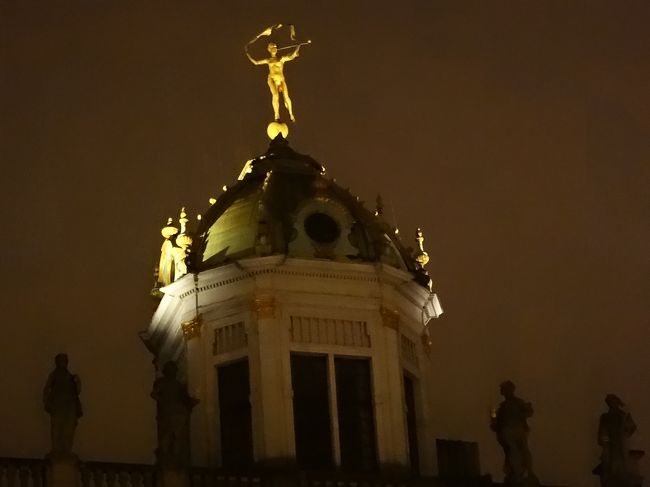 『ギルドハウス』（グランプラス北西側）<br /><br />八角形の緑のドームが目印の「スペイン王の館」は、<br />パン職人のギルドハウスで、ギルドの中でも最も人数<br />が多く、力も強い組合だったそうです。<br /><br />「スペイン王の館」の3階中央は、18世紀初めまで<br />ベルギーを支配したスペイン王シャルル2世の<br />胸像があります。<br /><br />ドームの頂の黄金の像は誰の像なのでしょうか？