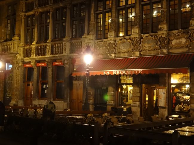 ベルギー・ブリュッセル【La Brouette】（ラ・ブルーエット）<br /><br />1697年に建造の油精製職人のギルドハウス<br />「手押しの館」の1階にあるカフェで、<br />サンドイッチ等の軽食の他、ベルギー各地の<br />ビールも取り揃っています。<br /><br />グランプラスの広場に面したオープンテラスの席<br />からは、左手に王の家、<br />右手にブリュッセル市庁舎をのぞむことができます。