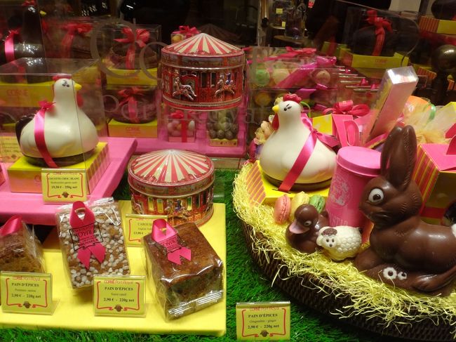 【コルネ ポート・ロイヤル】ベルギー・ブリュッセル<br /><br />写真は、スパイスケーキです。<br />左から順に、以下の3種類が販売されていました。<br /><br /><スパイスケーキ><br />・リンゴ＆ぶどう<br />220g当たり2.90ユーロ（約268円）<br /><br />・シュガーキャンディ<br />220g当たり2.90ユーロ（約368円）<br /><br />・Gingembre - ginger<br />220g当たり2.90ユーロ（約368円）