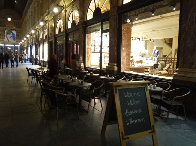 ベルギー・ブリュッセル【Le Pain Quotidien】<br />（ル・パン・コティディアン）<br /><br />シェ・レオンでディナーの後、また<br />ギャルリー・サン・チュベールに戻ります。<br /><br />ル・パン・コティディアンは、1990年にシェフである<br />アラン・クモン氏により創設されたベルギー発祥の<br />ベーカリーレストランで、現在世界17ヵ国175店舗以上<br />展開されています。<br /><br />「ル・パン・コティディアン」は、フランス語で<br />「日々の糧（Daily bread）」という意味を持ち、<br />伝統的なレシピと出来る限りオーガニック食材を使用した<br />パンを中心としたメニューが揃っています。<br /><br />日本では、東京に3店舗（芝公園店、東京オペラシティ店、<br />表参道店）展開されています。<br /><br /><営業時間><br />月〜土曜日　7時00分〜21時00分（Table：20時30分）<br />日曜日　8時00分〜21時00分（Table：20時30分）<br /><日本語のサイト><br />http://www.lepainquotidien.jp/<br /><br /><br />私の食べ歩きブログでも何度か載せています。<br /><br /><原宿、表参道、渋谷、新宿、他パンケーキ、スイーツ<br />食べ歩き　台湾、NY、ハワイのお店が日本初上陸<br />【春水堂】【カフェ・クッチーナ】【メンチーズ】<br />小樽の「LeTAO」からアントルメグラッセの<br />パティスリー店【グラッシェル】が登場<br />グンちゃんの【APショップ】がオープン><br /><br />http://4travel.jp/traveler/rabirabiori/album/10799385/