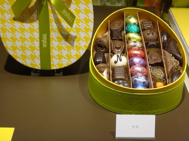 ベルギー・ブリュッセル【neuhaus】（ノイハウス）<br /><br />プラリネ等のチョコレートの詰め合わせです。<br /><br />30ユーロ（約3,810円）