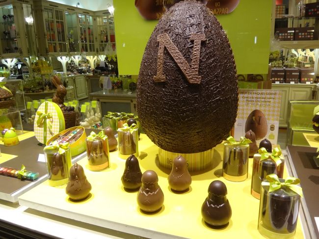 【neuhaus】（ノイハウス）<br /><br />「neuhaus」の頭文字の「N」が一際目立つチョコレート<br />のディスプレイです。