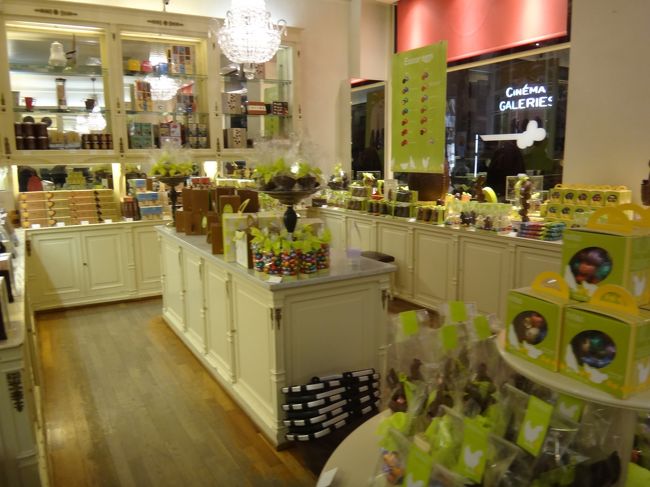 ベルギー・ブリュッセル【neuhaus】（ノイハウス）<br /><br />ベルギーチョコのノイハウスのグランプラス店<br />店内の写真です。
