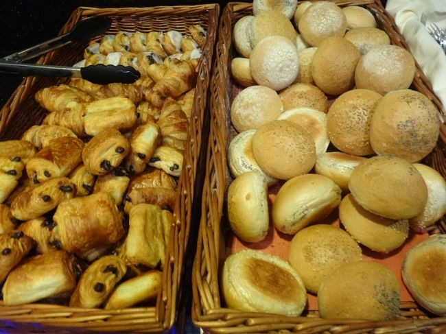 ベルギー・ブリュッセル<br />『ウサ・プレジデント・パーク・ホテル』<br /><br />【Jardins de St Roch】<br /><br />モーニングブッフェの写真。<br /><br />クロワッサン、チョコ入りデニッシュ等。