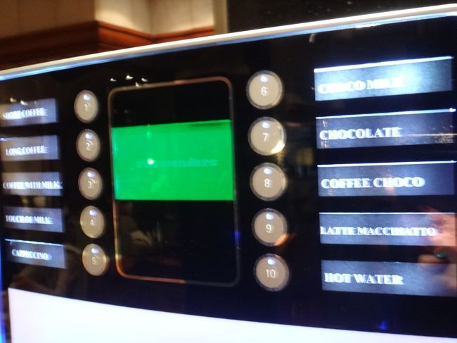 チョコミルク（CHOCO MILK）、チョコラテ（CHOCO LATE）、<br />コーヒーチョコ（COFFEE CHOCO）、<br />ラテマキアート（LATE MACCHIATO）等の何種類もの<br />ホットドリンクがあります。<br /><br />さすがにチョコレートの国ベルギーだけあって、<br />チョコ関連のホットドリンクが豊富ですね。<br /><br />この写真もピントが合っていませんね・・・(*_*)