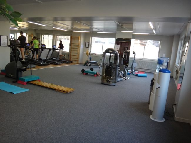 ベルギー・ブリュッセルのホテル<br />『ウサ・プレジデント・パーク・ホテル』4F<br /><br />フィットネスジムの写真。<br /><br />朝の7時台ですが、既にルームランナーで<br />汗を流している方が居ますね。