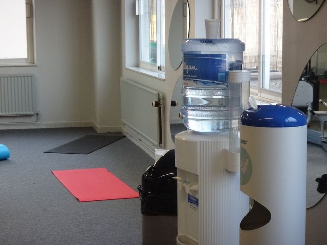 ベルギー・ブリュッセルのホテル<br />『ウサ・プレジデント・パーク・ホテル』4F<br /><br />フィットネスジムの写真。<br /><br />ヨガマットも常備されています。<br />無料のウォーターボトルもありました。