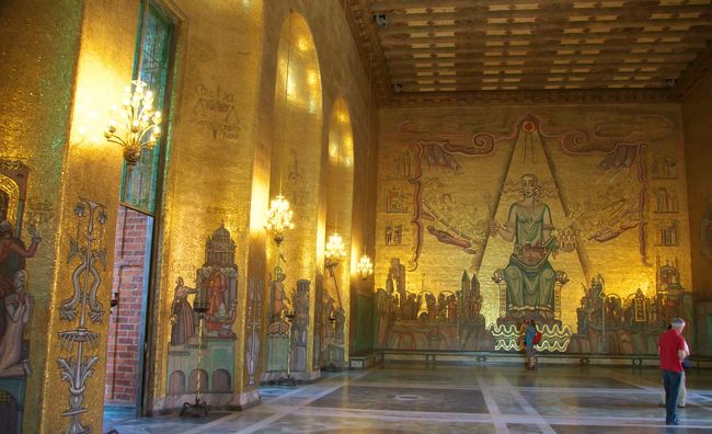 最後は黄金の間。名前の通り、金ピカピカでみごと。ノーベル賞授賞式の舞踏会をやるそうです。山中さんもここで踊ったのかな。