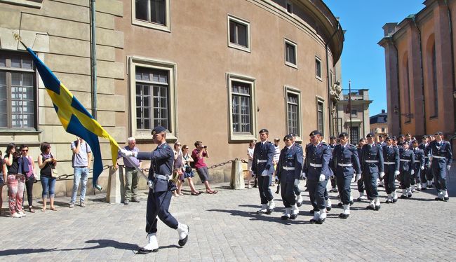 全然見えないし、暑いので、あきらめて出口の方に向かうと、あれれ、違う方からもやってきた。あっちで我慢して待ってなくてよかった。<br /><br />でも、後から思うと、そんな大変な思い（日向は暑い＆混雑）をしてまで見るほどのこともなかったかも。これなら、市庁舎の塔に上ってくればよかったなと、プチ後悔。