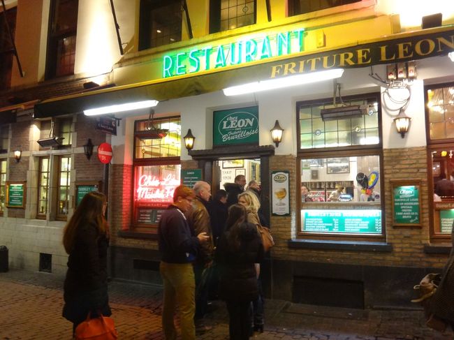 ベルギー料理【シェ・レオン】（Chez Leon）<br /><br />ブリュッセルではさすがに人気店だけあって<br />混み合っています。