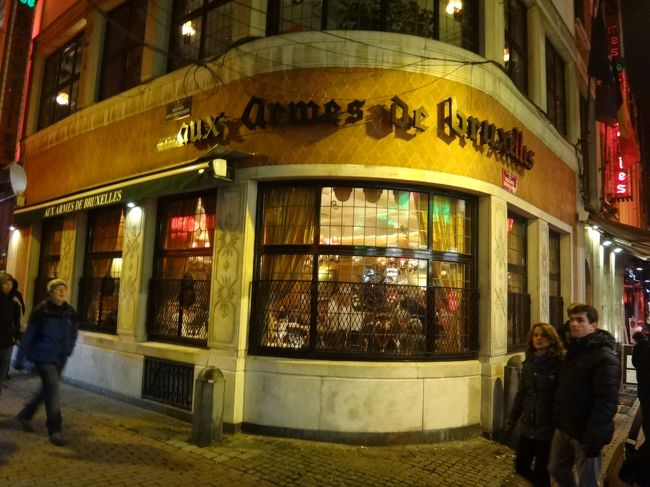 ベルギー・ブリュッセル【Aux Armes De Bruxelles】<br />（オー・ザルム・ド・ブリュッセル）<br /><br />オー・ザルム・ド・ブリュッセルは、<br />イロ・サクレ地区のブーシェ通りにある<br />創業1921年の老舗レストランです。<br /><br />ブリュッセルを代表するベルギー料理の有名店で<br />店名は「ブリュッセルの武器」という意味です。<br /><br /><営業時間><br />月〜金曜日　12時00分〜22時45分<br />土曜日　12時00分〜23時15分<br />日曜日　12時00分〜22時30分<br /><br />http://www.auxarmesdebruxelles.com/en/