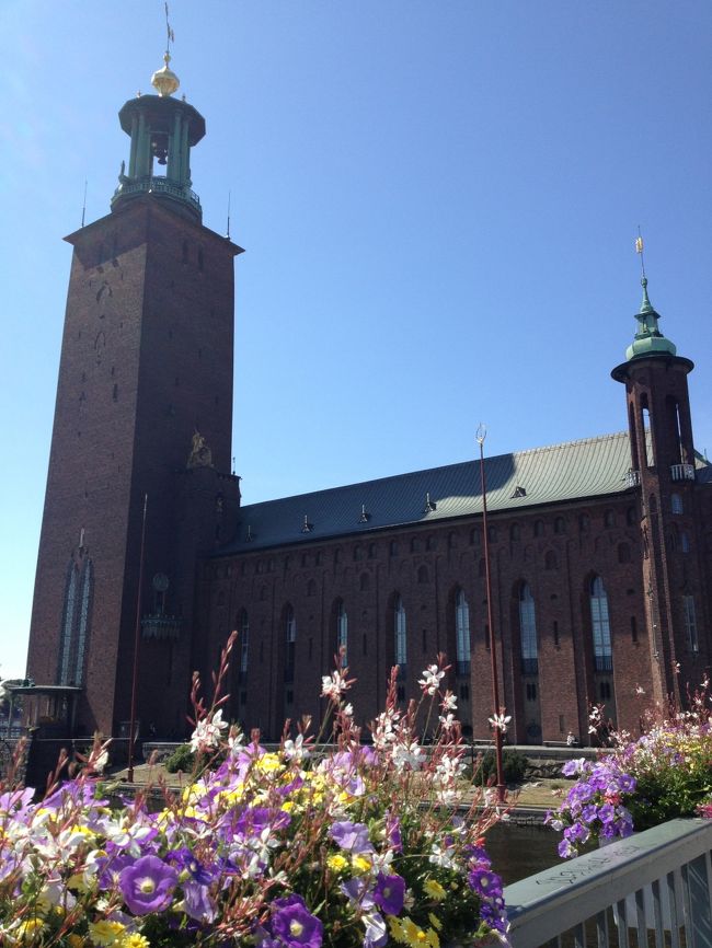 市庁舎を出たのが12時ちょっと前。急がないと12時15分からの王宮の衛兵交代式が始まっちゃうよ〜。