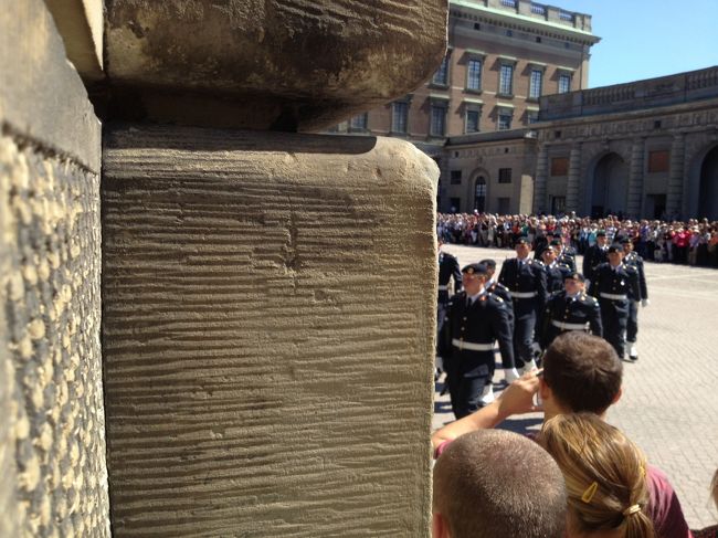 王宮に到着したら、すでにすごい人。153cmの私は、高いところによじ登ってもこんな風にしか見えません（泣）。